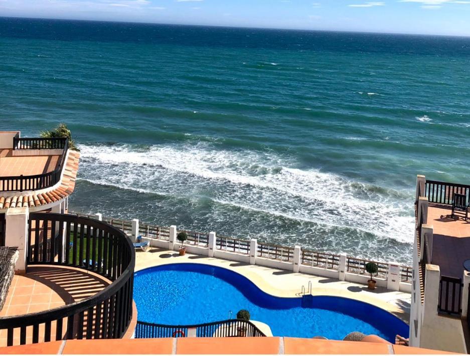 Beachfront Penthouse Apartment With Large Terrace And Breathtaking Sea Views Close To Marbella Spain Ситио-де-Калаонда Экстерьер фото