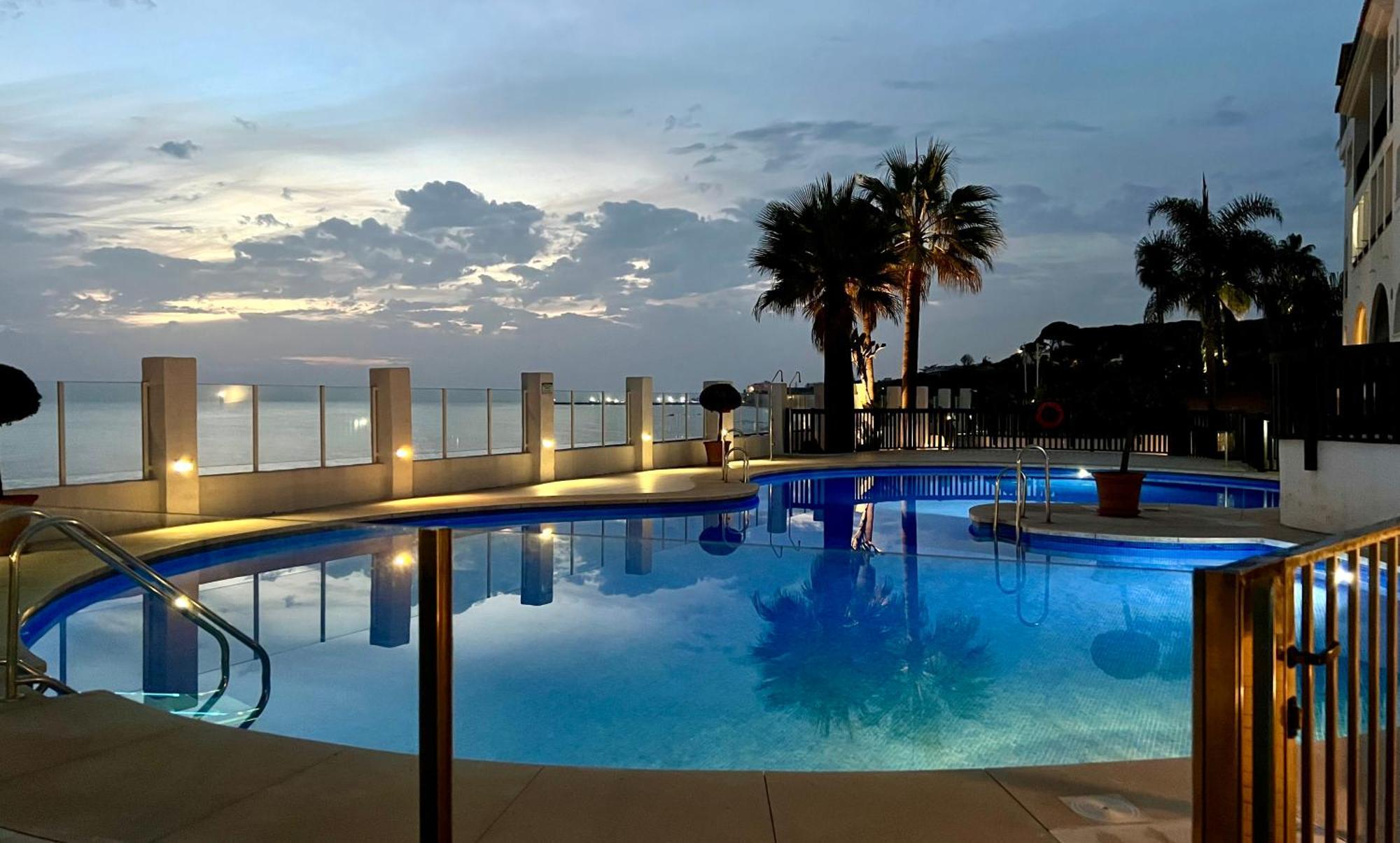Beachfront Penthouse Apartment With Large Terrace And Breathtaking Sea Views Close To Marbella Spain Ситио-де-Калаонда Экстерьер фото